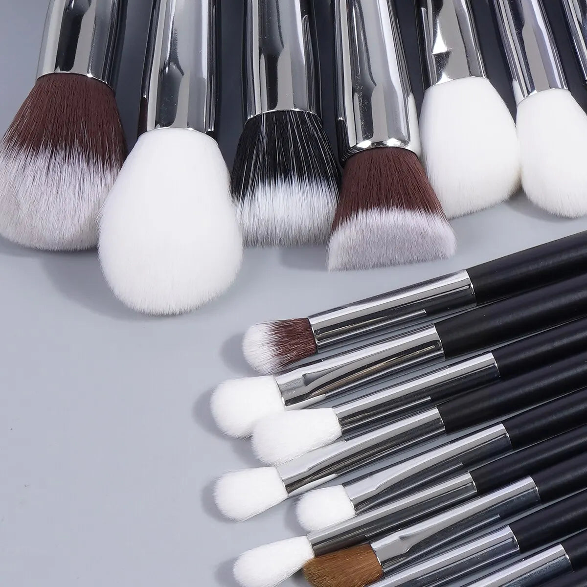 30PCs Professional Makeup Brushes Set Cosmetic Beauty Tools Foundation Eyeshadow Concealer Blend Brushes Fluffy Bristle Powder